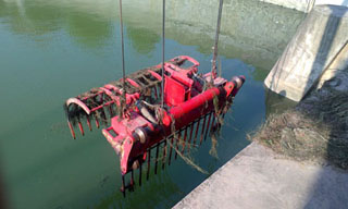 移動抓斗式清污機